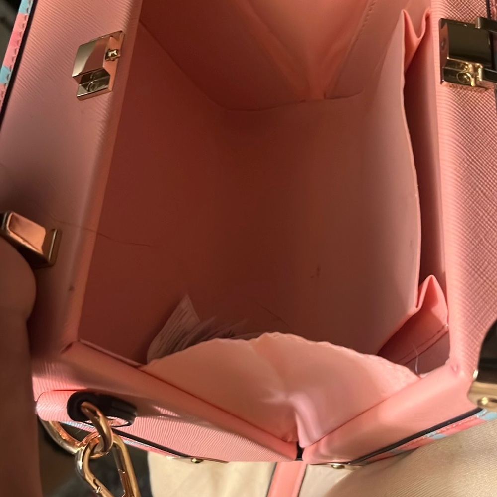 Stylish Travel-Themed Handbag with Pink and Blue Accents - Picture 4 of 10